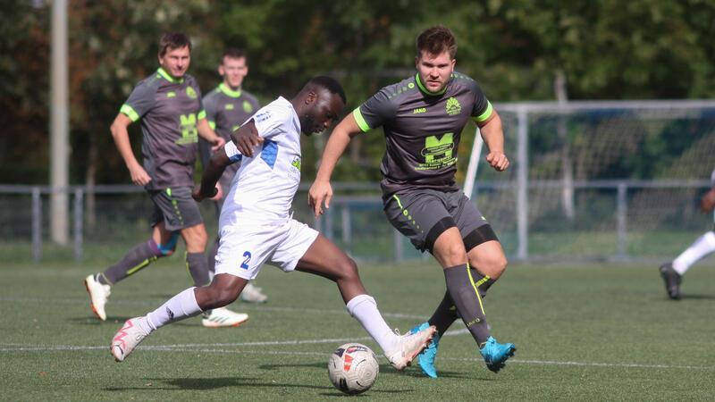 SG Ildehausen/Kirchberg nun an der Spitze Steve Derick Kakmeni Siaga kassiert mit der 2. Mannschaft des Goslarer SC 08 eine herbe 0:11-Niederlage gegen den MTV Bornhausen, hier der ehemalige GSCer Tobias Cichon. Foto: Gietemann