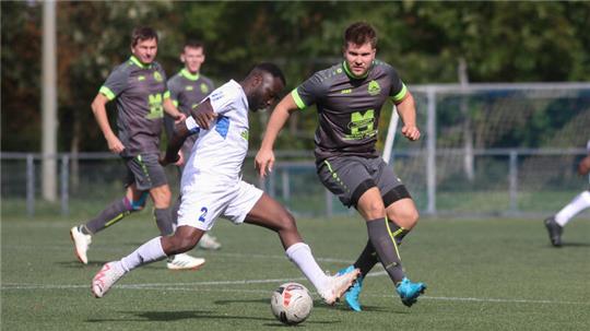 Steve Derick Kakmeni Siaga kassiert mit der 2. Mannschaft des Goslarer SC 08 eine herbe 0:11-Niederlage gegen den MTV Bornhausen, hier der ehemalige GSCer Tobias Cichon. Foto: Gietemann