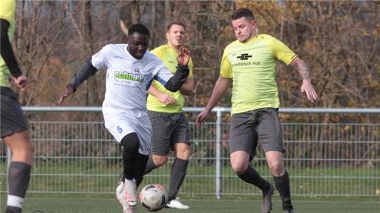 Steve Derick Kakmeni Siaga (l.) von der 2. Mannschaft des Goslarer SC 08 versucht, am Langelsheimer Nico Hellmann vorbeizuziehen.  Foto: Gietemann