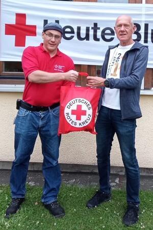 Rotes Kreuz: Warum Blutspenden gerade jetzt besonders wichtig ist Steve Franz vom DRK (links) zeichnet Rolf Nolte für dessen 170. Blutspende aus.