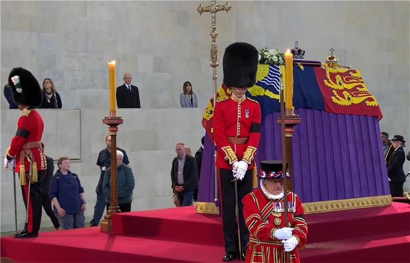 St. Andreasberger wacht tagelang am Sarg der Queen Steve Wood (vorn) aus St. Andreasberg verbringt als Mitglied der königlichen Leibgarde 25 Mal jeweils 20 Minuten am Sarg von Queen Elizabeth. Fotos: Privat
