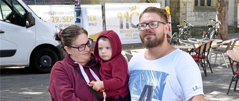 Zum Tod der Queen: „Sie hat die Herzen vieler berührt“ Steven Althoff (36) und Yasmin Özgenc (34), mit Sohn Zane, schildern gegenüber der GZ ihre Gedanken zum Tod der britischen Königin. Fotos: Bode