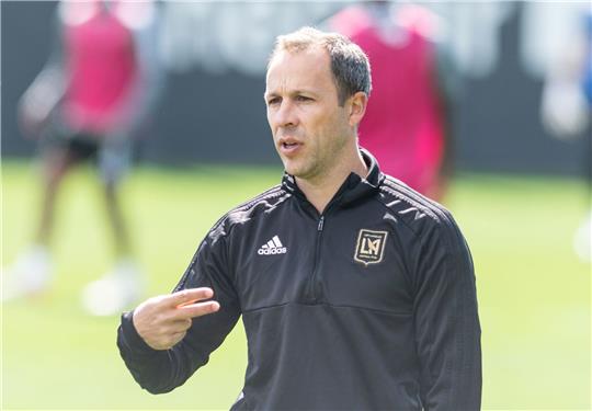 Steven Cherundolo steht auf dem Trainingsplatz des Los Angeles Football Club und gestikuliert.