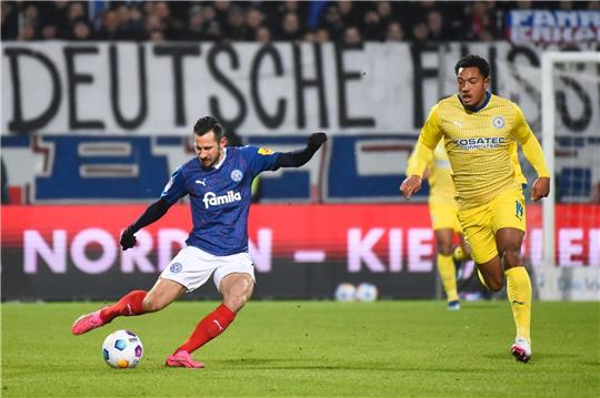 Steven Skrzybski (l) traf aus knapp 60 Metern zum 1:0 für die Kieler. Danach drehte Braunschweig jedoch das Spiel.