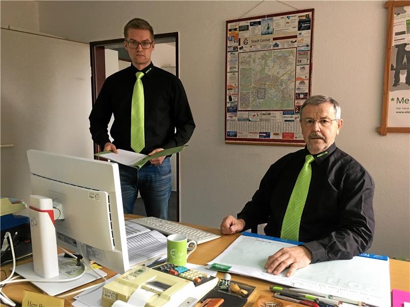 Steven Winkler (li.) und Helmut Bormann beraten beim Finanzamt Goslar über Elster. Foto: Privat