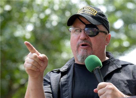 Stewart Rhodes, Gründer rechtsextremen Miliz «Oath Keepers», spricht während einer Kundgebung vor dem Weißen Haus.