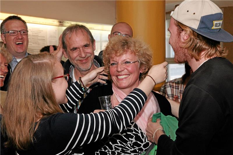 Stichwahlgewinnerin Britta Schweigel wird von ihrer Familie beglückwünscht. 2021 wird es so ein Bild nicht geben, die amtierende Bürgermeisterin wird nicht wieder antreten, wie sie jetzt verkündet hat.  Archivfoto: Bertram