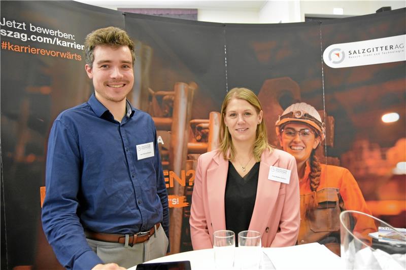 Stichwort Kohlendioxid-reduzierte Stahlproduktion – Patrick Strauch und Wiebke Gumnior am Stand der Salzgitter AG. Foto: Berg