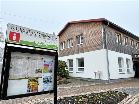 Stiefmütterchen blühen vor der Braunlager Tourist-Info, in der auch die Braunlage-Tourismus-Marketing-Gesellschaft ihren Sitz hat. Das Unternehmen ist in schwere See geraten und macht seit einiger Zeit Verluste. Foto: Eggers