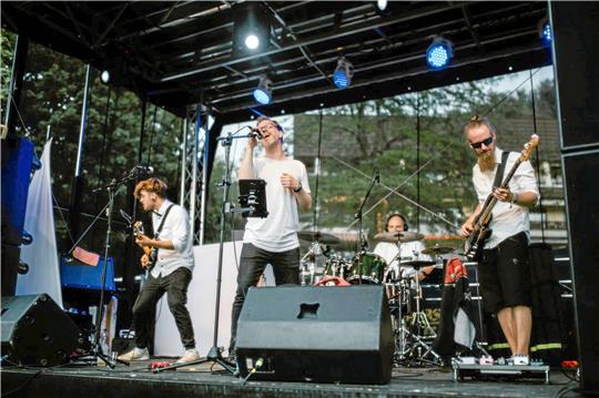 Stiffler’s Dad mit (v.l.) Joshua und Steffen Heister, Alex Trommer und Gero Laube (hier bei einem Auftritt auf dem Lichterfest 2022) wollen am 28. Oktober endlich die Veröffentlichung ihrer CD mit einem Konzert feiern. Fotos: Privat