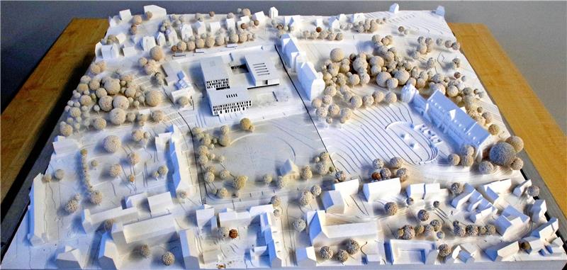 Ein neuer Park zwischen Kaiserpfalz und Hotel Stiftsgarten und Pfalzquartier im Modell: Mit Bäumen und grau unterlegter Fläche ist die neue Gestaltung des Domplatzes zu erkennen, der den Blick auf Kaiserpfalz rechts, aber auch auf Hotel und Stadthalle oben freigeben soll. Archivfoto: Epping