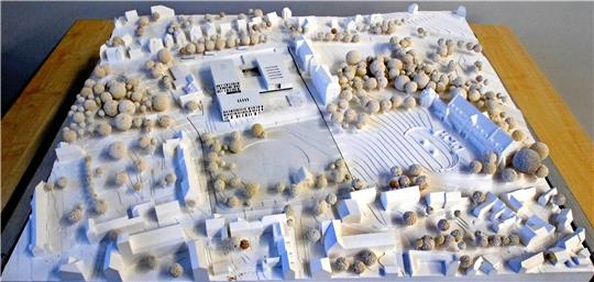 Stiftsgarten und Pfalzquartier im Modell: Mit Bäumen und grau unterlegter Fläche ist die neue Gestaltung des Domplatzes zu erkennen, der den Blick auf Kaiserpfalz rechts, aber auch auf Hotel und Stadthalle oben freigeben soll. Archivfoto: Epping