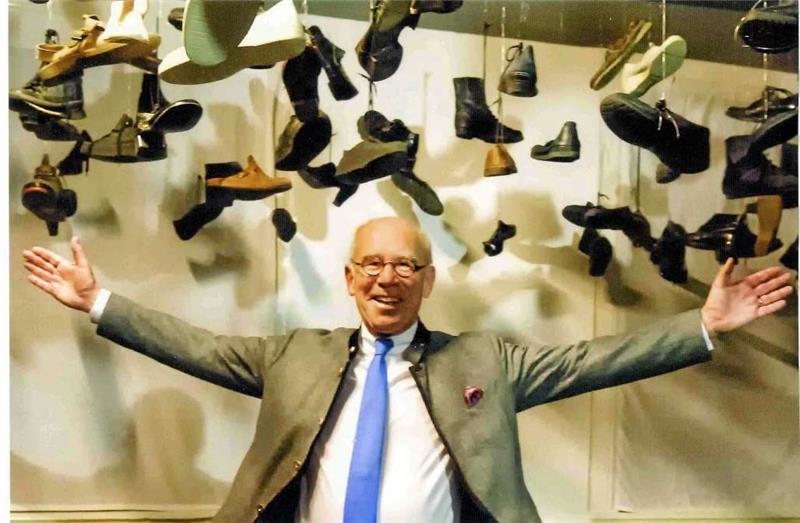 Stiftungsgründer Hans-Joachim Tessner macht vor dem Kunstwerk „Fliegende Schuhe“ von Christian Boltanski.  Foto: Archiv Tessner-Stiftung