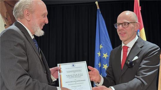 Stiftungspräsident Markus Guhl (r.) überreicht Prof. Hans-Werner Sinn den Staatsbürgerpreis.