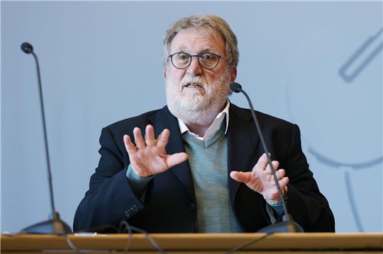 Stiko-Chef Thomas Mertens: Aufgabe werde es bleiben, diejenigen zu schützen, die ein Risiko hätten zu erkranken, durch Impfen oder auch das Tragen von Masken.