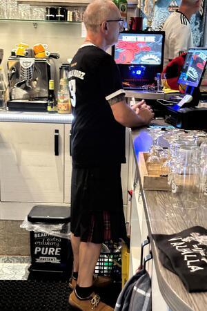 Stilecht: Dieter Bartz, der Betreiber der Gaststätte "Valhalla" trägt während des Spiels der Deutschen gegen Schottland sogar einen Schottenrock.