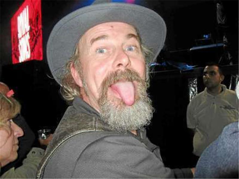 Stilecht mit Stones-Zunge: Thomas Fricke ist beim Konzert in seinem Element.