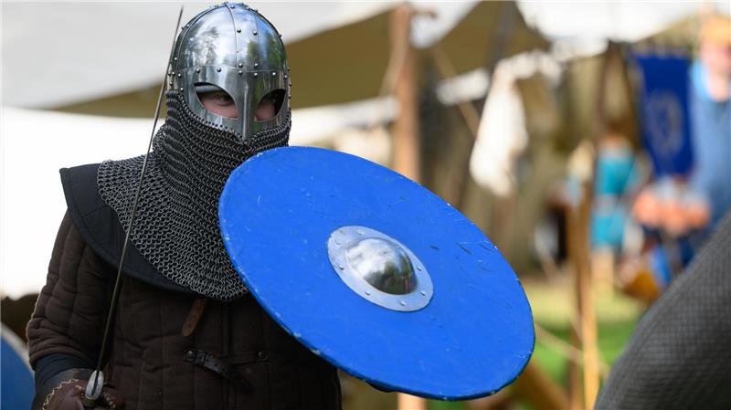 Mittelalterliches Treiben im Vollblutgestüt Bad Harzburg Stilecht wird es wieder im Gestüt zugehen, wenn das Nordische Volk dort Halt macht und den Besuchern Mittelalterliches Treiben näher bringt.