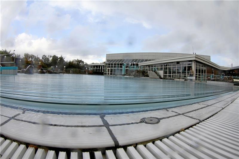 Still ruht das Außenbecken: Das soll es auch, wenn das Silberbornbad im kommenden Jahr zwei Monate länger geöffnet ist. Das spart Kosten.  Archiv-Foto: Schlegel