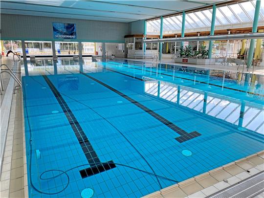 Still ruht das Wasser im Silberbornbad. Aber am 1. Mai soll die Badesaison wieder losgehen, wobei dann verstärkt Vereine, Schulen und Kindergärten Schwimmzeiten bekommen sollen. Jeweils vormittags, vielleicht ab und an auch einmal länger. Denn der Besuch normaler Badegäste habe sich in den Augen der Bad-Betreiber im vergangenen Jahr in Grenzen gehalten. Archivfotos: Schlegel