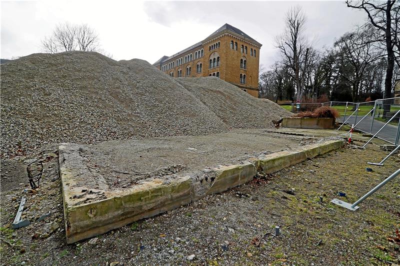 Still ruht der Schuttberg: Nach dem Abriss der Bundesgrenzschutz-Zweckbauten warten alle, was der Bürgerentscheid am 7. April bringt. Foto: Epping