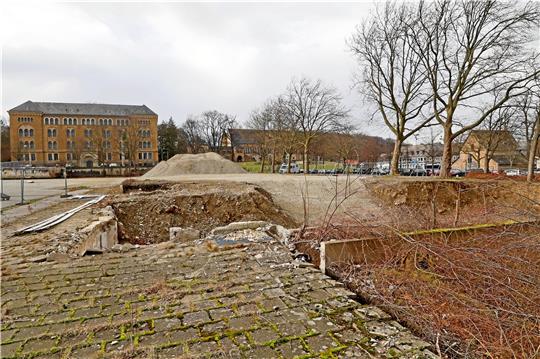 Still ruht die Baustelle im Pfalzquartier: Was bislang auch noch voll im Plan liegt. Ob es unter anderem mit dem Bau einer Stadthalle, an dem sich auch die Stadt Goslar mit ihrem Geld beteiligt, weitergehen kann und soll, entscheiden alle Goslarer ab 16 Jahren am 7. April beim historisch ersten Bürgerentscheid. Foto: Epping