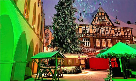 Stille und märchenhaftes Licht auf dem Goslarer Weihnachtsmarkt.  Foto: Sowa