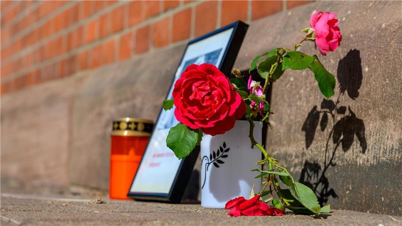 Viele Fragen offen nach Tod von 16-Jähriger in Friedland Stilles Gedenken am Bahnhof Friedland: Rosen und Kerze erinnern an die verstorbene Jugendliche.