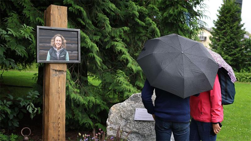 Stilles Gedenken im Laura-Dahlmeier-Park. (Archivbild) 