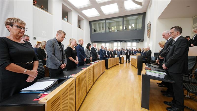 „Wir trauern“: Bundesweites Gedenken an getöteten Polizisten Stilles Gedenken im saarländischen Landtag. Die saarländische Landesregierung hatte zu einer Schweigeminute für den in Völklingen im Dienst getöteten Polizisten aufgerufen.