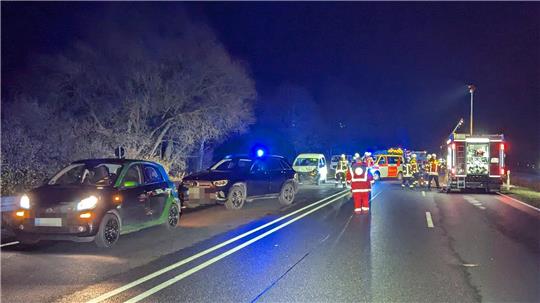Einsatzkräfte nach dem Unfall auf der Bundesstraße 82.