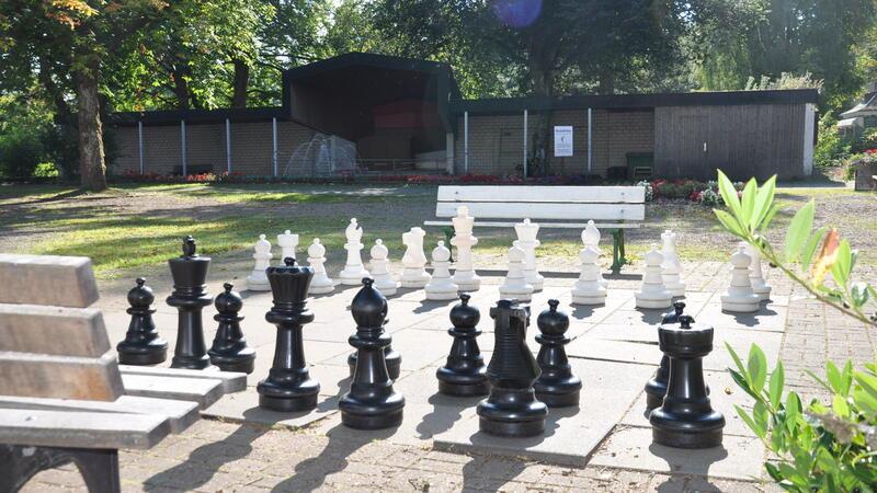 Stillstand ja oder nein? Die Figuren am Kurhaus stehen jedenfalls auch unbewegt. Politisches Schach wird dieser Tage aber doch gespielt.