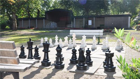 Stillstand ja oder nein? Die Figuren am Kurhaus stehen jedenfalls auch unbewegt. Politisches Schach wird dieser Tage aber doch gespielt.