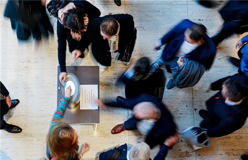 Bundestag verabschiedet Chancen-Aufenthaltsrecht Stimmabgabe im Bundestag.