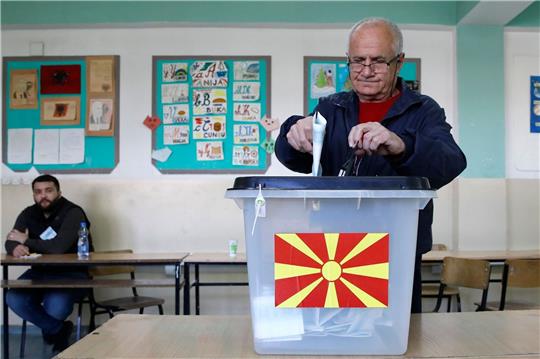 Stimmabgabe in einem Wahllokal in der Hauptstadt Skopje.