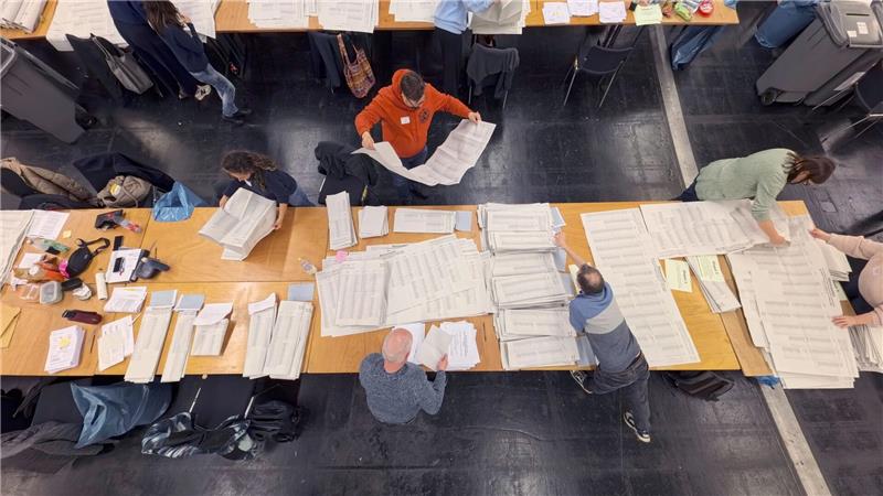 Stimmen auszählen bei den hessischen Kommunalwahlen.