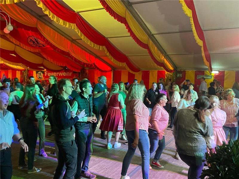 Stimmung im Festzelt. 