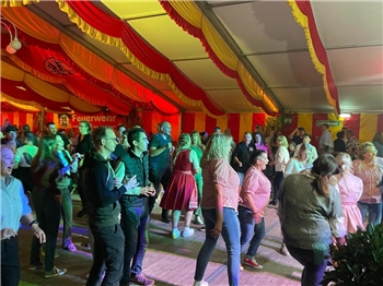 Stimmung im Festzelt. 