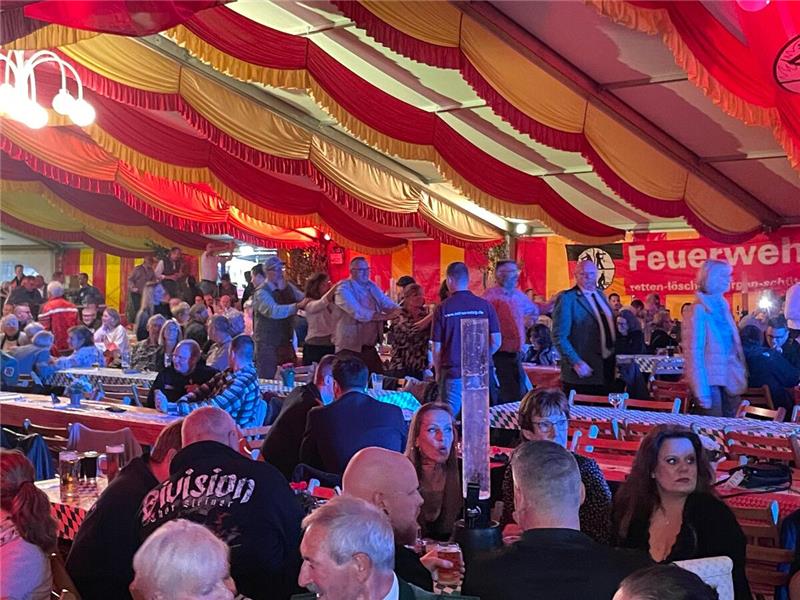 Stimmung im Festzelt. 