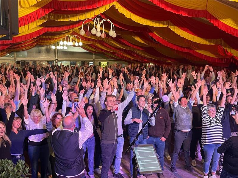 Stimmung im Festzelt. 