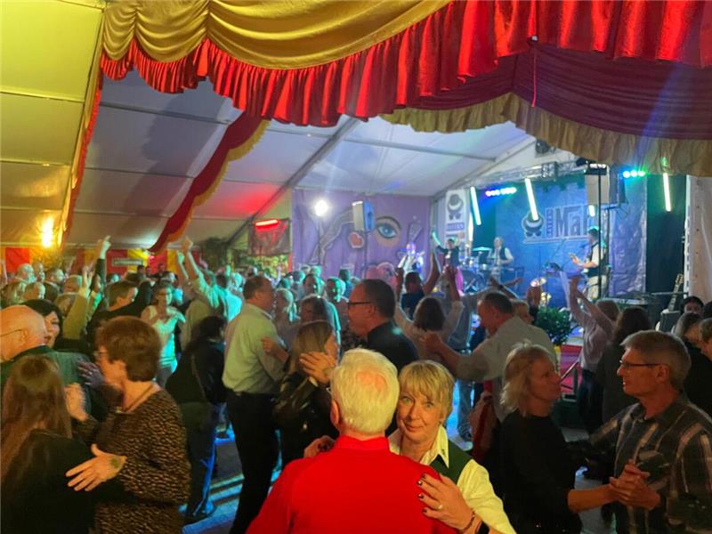 Stimmung im Festzelt. 