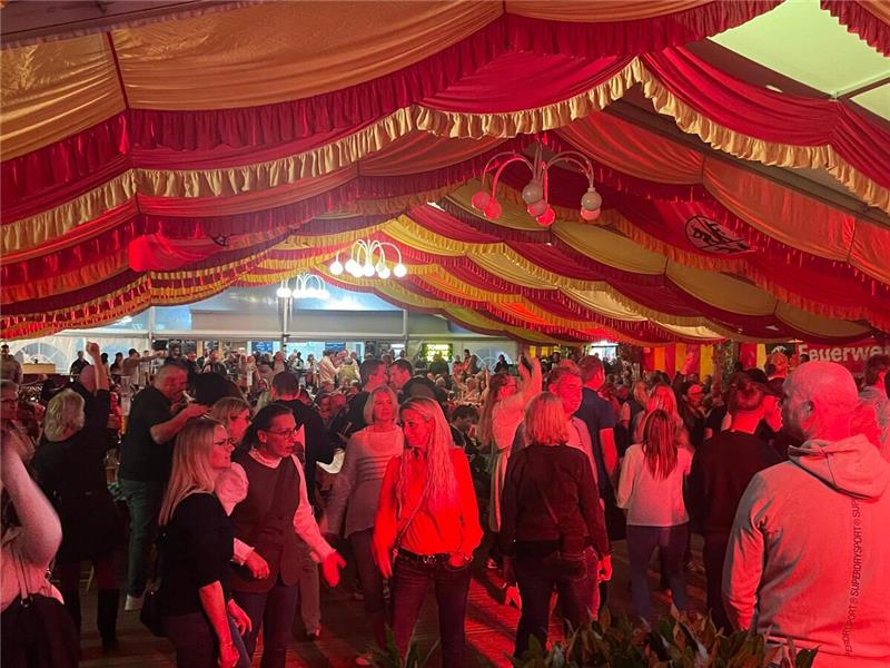 Stimmung im Festzelt. 