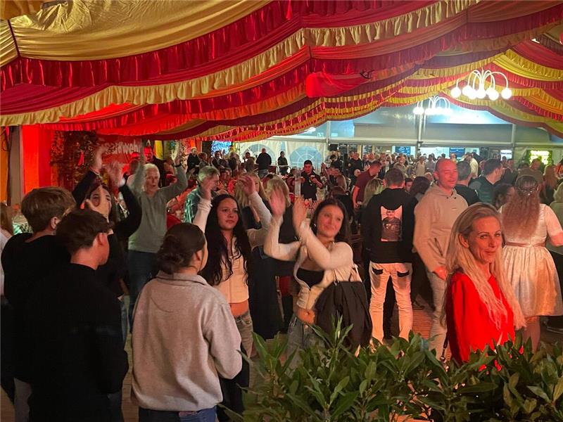 Stimmung im Festzelt. 