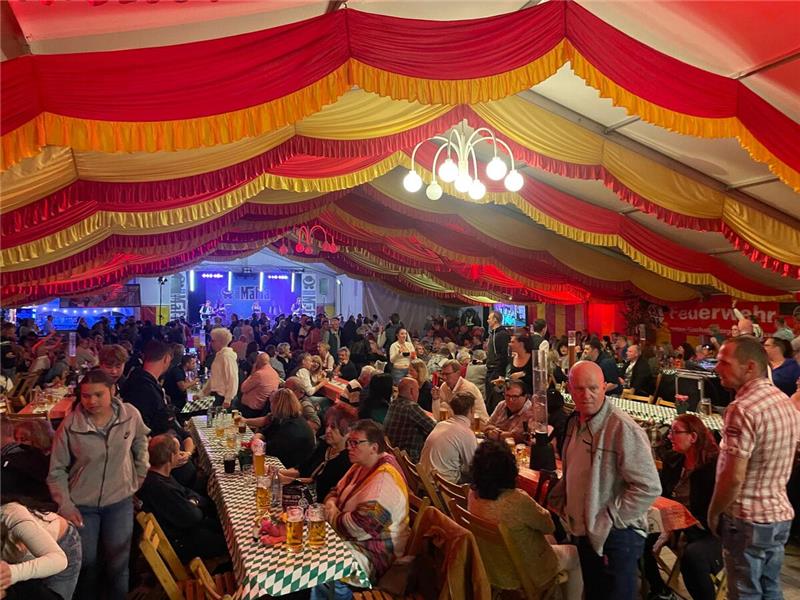 Stimmung im Festzelt. 