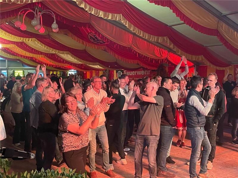 Stimmung im Festzelt. 