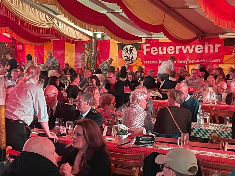 Stimmung im Festzelt. 