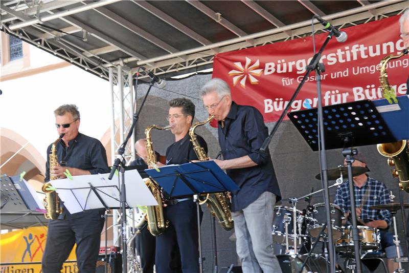 Goslarer treffen sich zur zwölften Langen Bank auf dem Marktplatz Stimmungsvoll: die Saxpackers