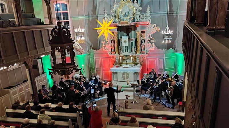 In Altenau erklingen im Januar Weihnachtslieder Stimmungsvoll ist die St.-Nikolai-Kirche zur Serenade beleuchtet.