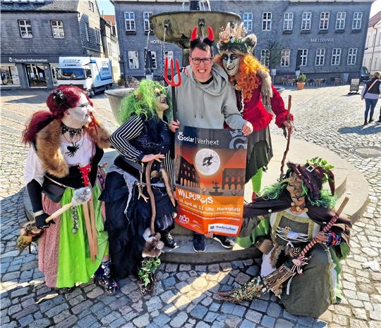 Stippvisite am Marktplatz: GMG-Veranstaltungsleiter Jan Simon wird von der Wolfshäger Hexenbrut umworben.  Foto: Sowa