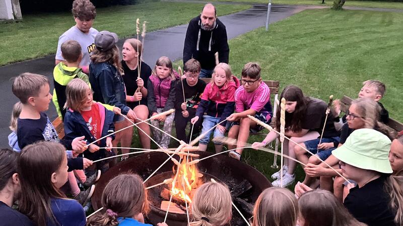 Stockbrot rösten über dem Feuer bei der Ferienpass-Aktion im Lautenthaler Bürgerbad.